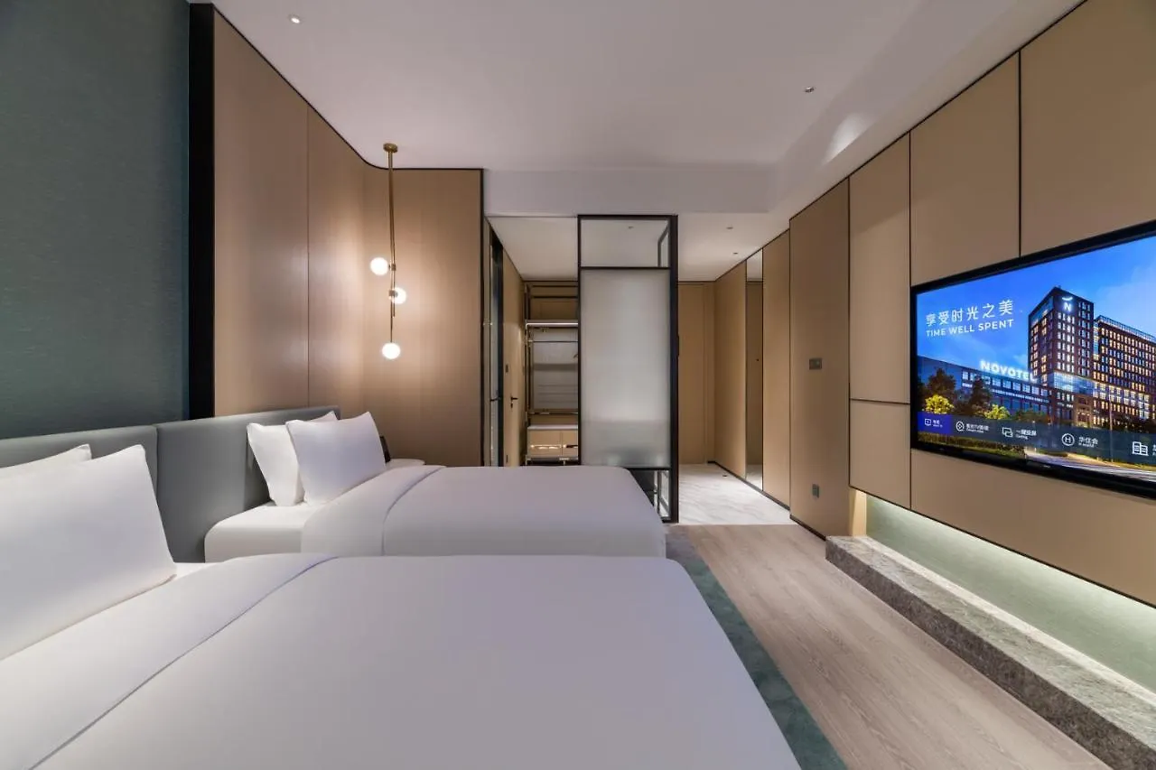 Novotel Shanghai Caohejing 4*,